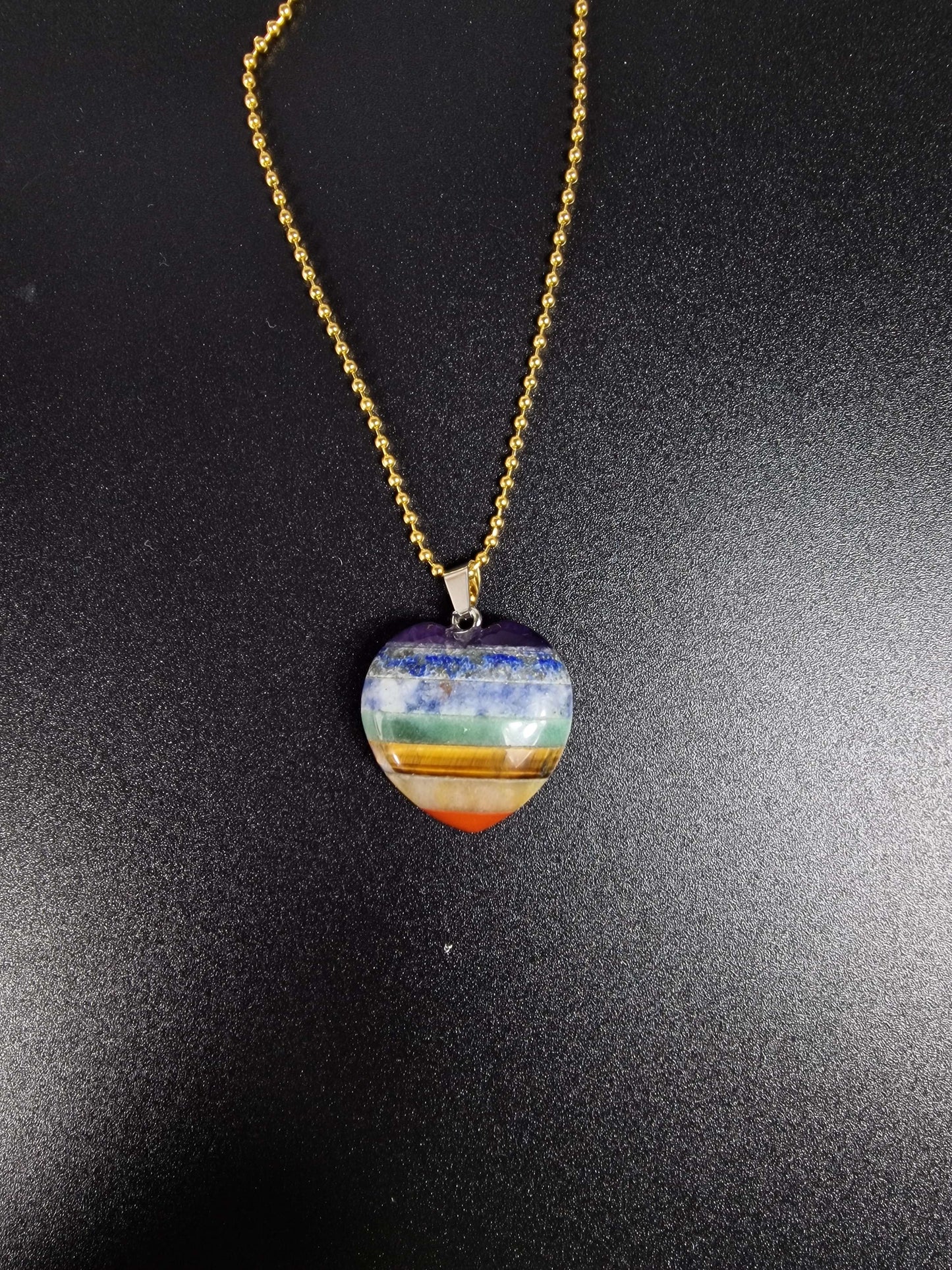 Halsband med regnbågsfärgat hjärta. Ett seven chakras halssmycke