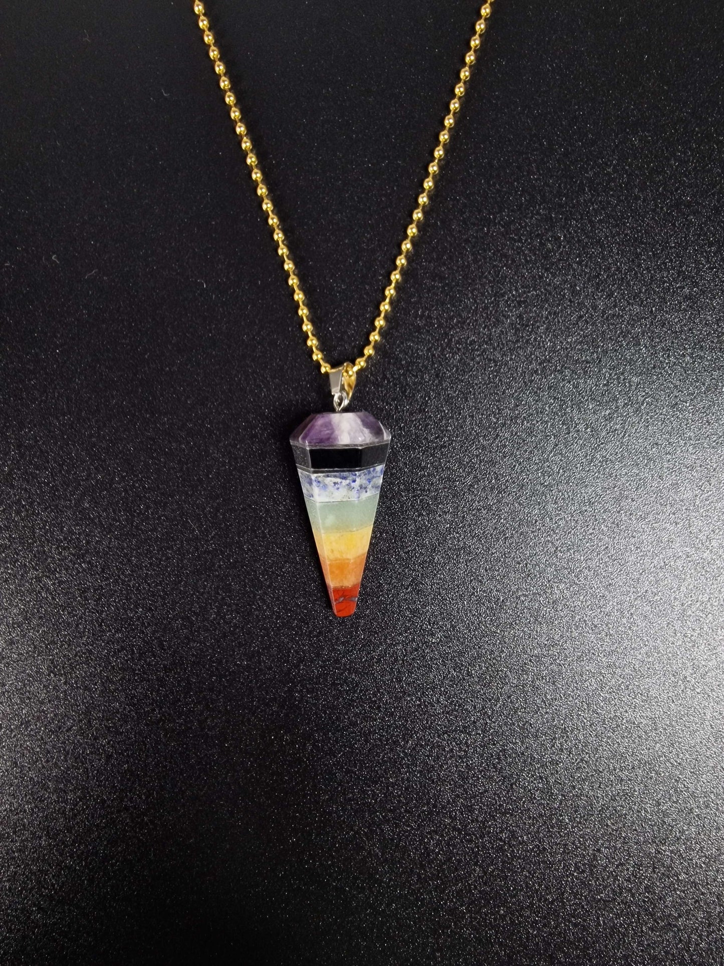 Regnbågsfärgat kristall halsband i 7 chakras - hänget är en bred spira med sju olika stenar