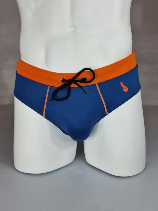 Swim speedos med orange linning och blå byxa, en badbyxa med push up