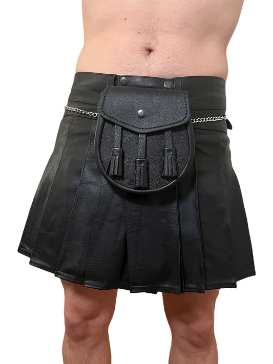 Läder kilt för män i svart äkta skinn med tillhörande väska, BDSM och gay