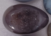 Ei aus getrommeltem Achatkristall mit Geoden, 5–7 cm