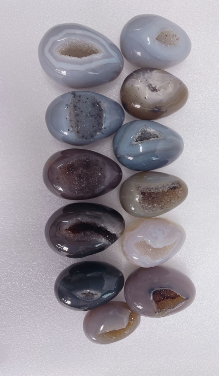Tumbled agate crystal egg with geodes, 5-7 cm