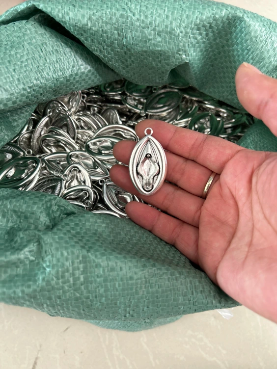 Halsband i metall med fiffi, snippa eller vagina