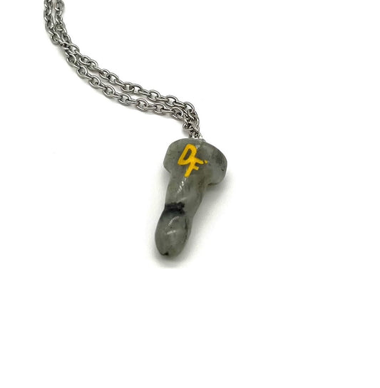 Ett snyggt herrhalsband eller damsmycke av halvädelsten, kristallen eller stenen Labradorite.  Hänget format som en dick är cirka 2.5 cm