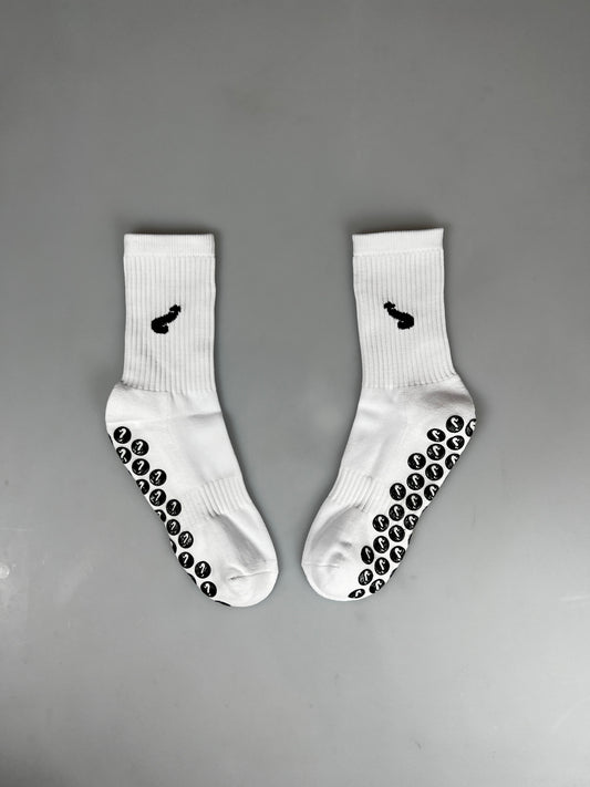 Calcetines con calcetines deportivos blancos antideslizantes.