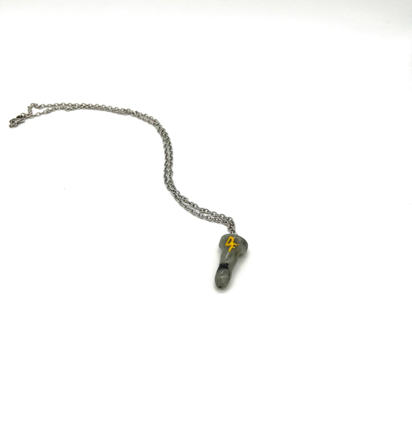Ett snyggt herrhalsband eller damsmycke av halvädelsten, kristallen eller stenen Labradorite.  Hänget format som en dick är cirka 2.5 cm