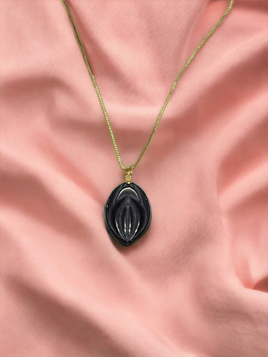 Unikt halsband från Dickfashion med hänge formad som en vagina eller en fiffi gjord av kristallen black onyx.
