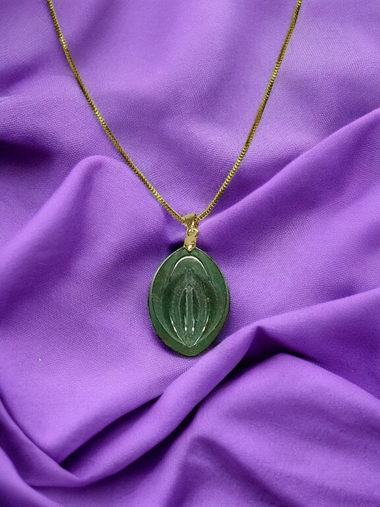 Halskette mit einem wunderschönen Kristallanhänger in Form einer Pfeife aus dem Stein grüner Aventurin