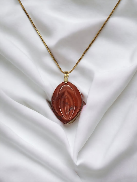 Ett roligt, exklusivt och vackert halsband med hänge i kristallen röd jaspis formad som en fiffi