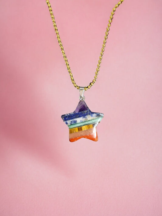 Regenbogenfarbene Halskette, Halskette mit sieben Chakren aus verschiedenen Kristallen und Steinen – der Anhänger hat die Form eines Sterns. Schnelle Lieferungen online bei Dickfashion