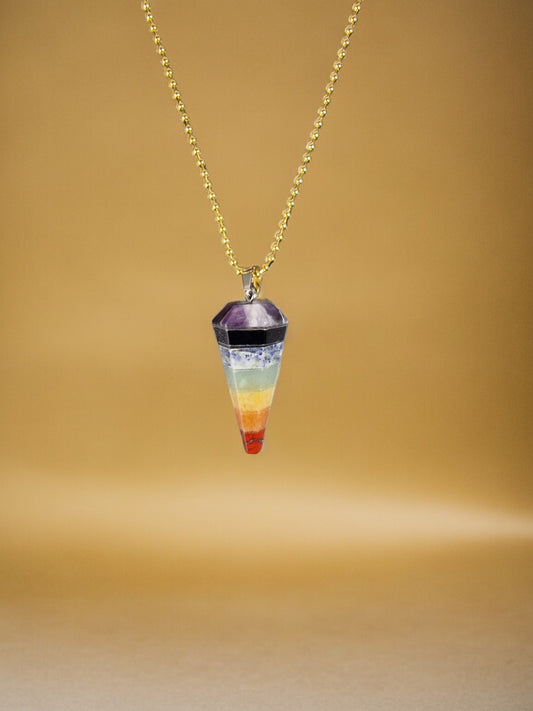 Regnbågsfärgat kristall halsband i 7 chakras - hänget är en bred spira med sju olika stenar