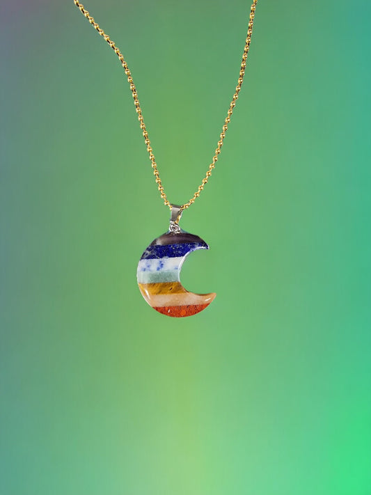 Regnbågsfärgat halsband, seven chakras halsband i form av en halvmåne i olika kristaller och stenar
