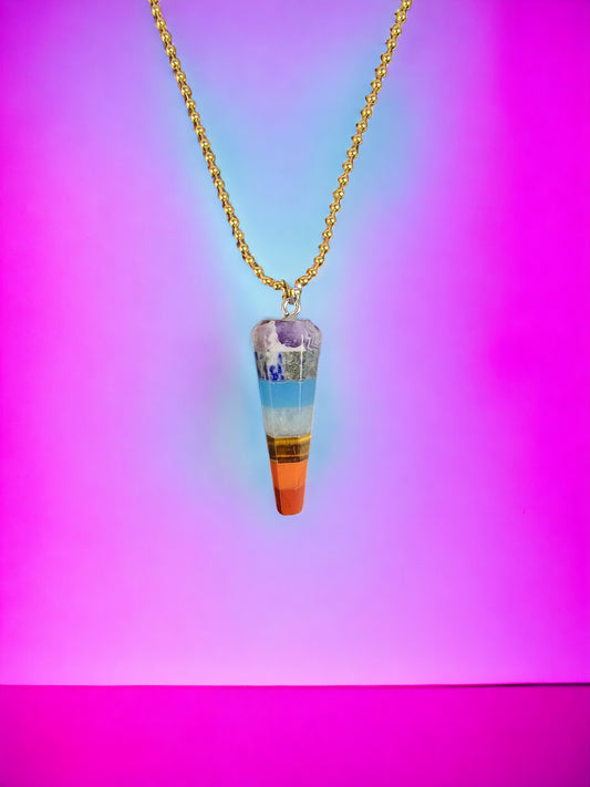 Regnbågsfärgat halsband med seven chakras hänge, format som en smal spira