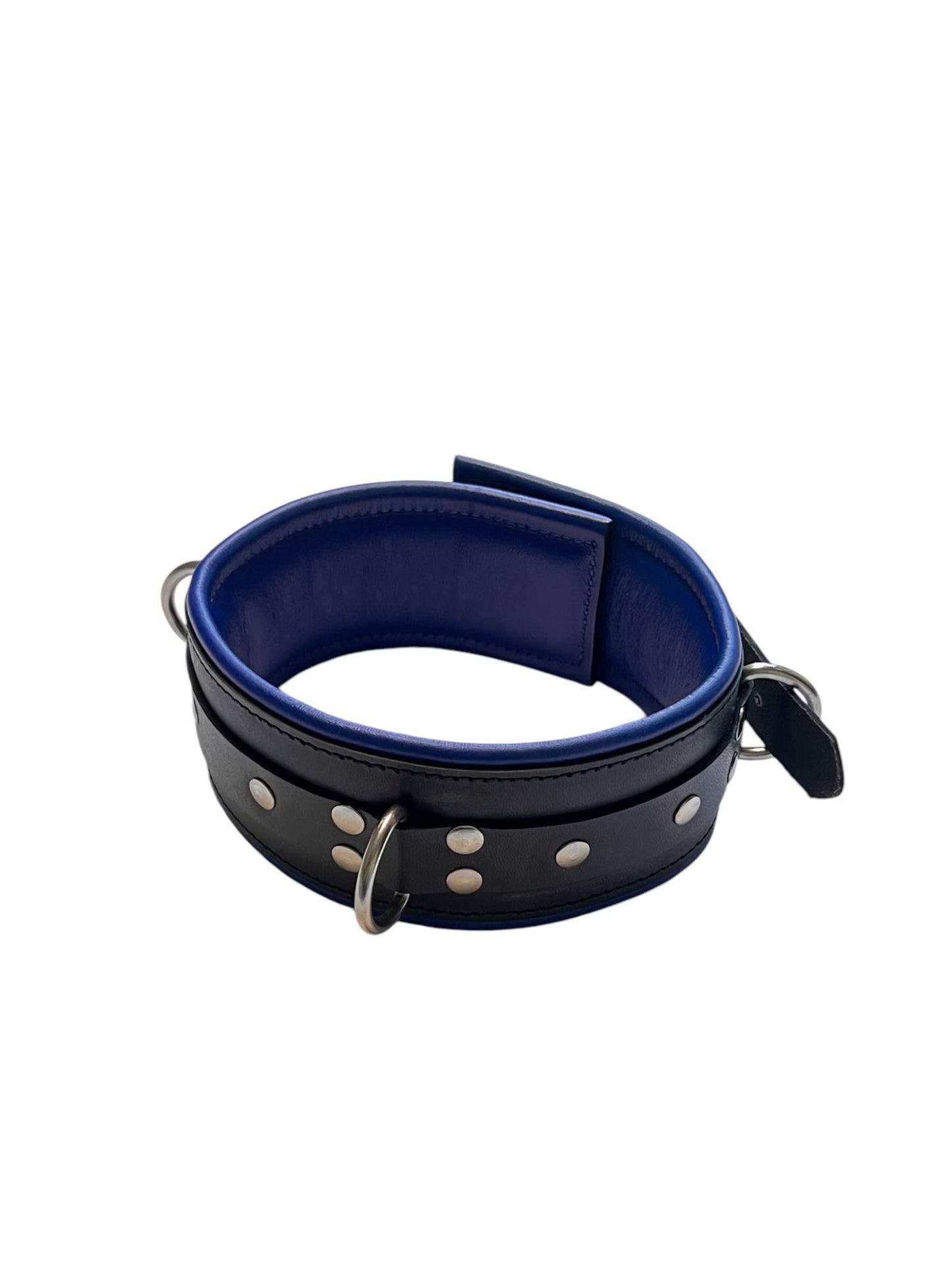 Choker / Halsband / Collar i äkta läder, med tre ringar.