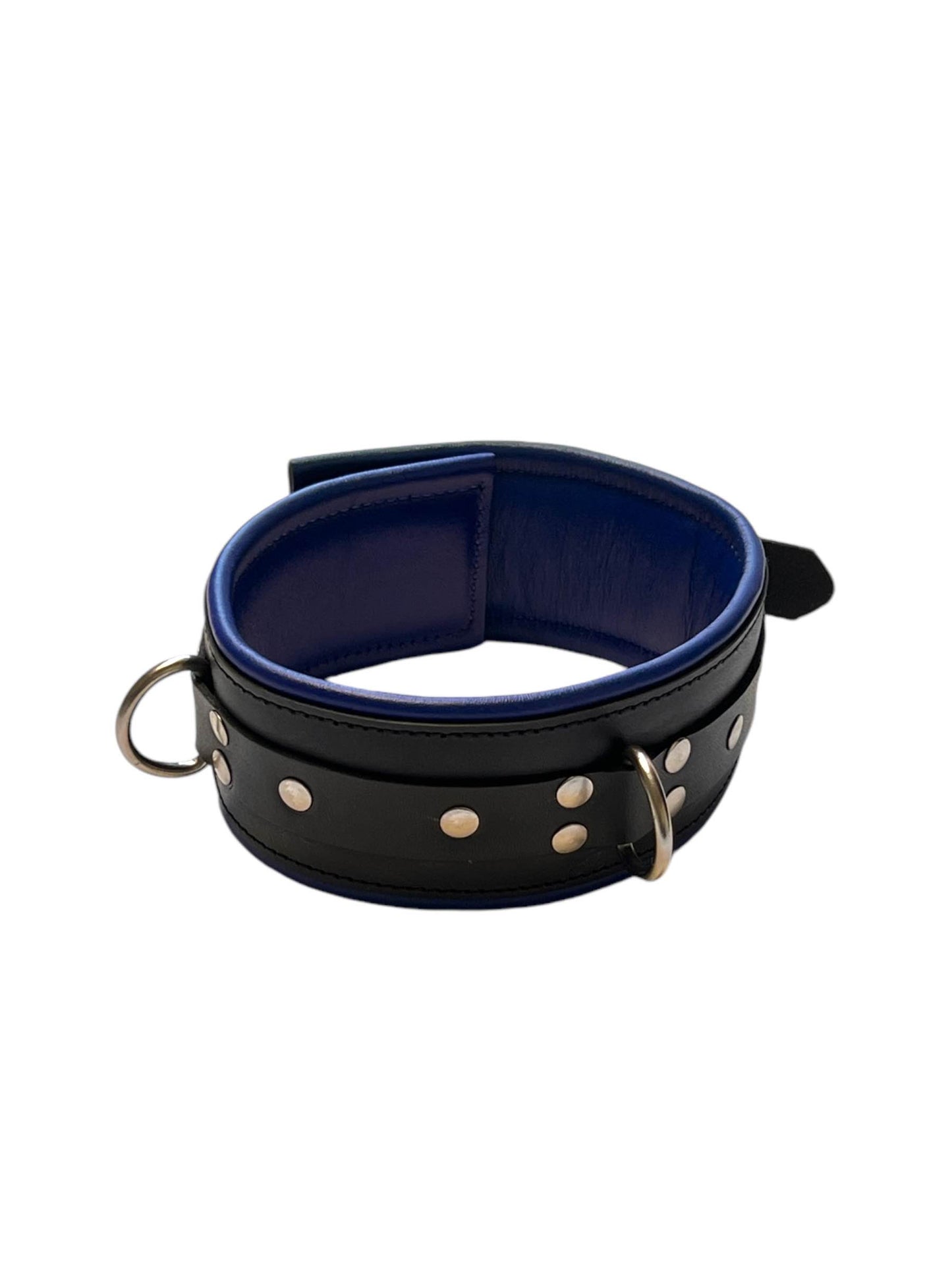 Choker / Halsband / Collar i äkta läder, med tre ringar.