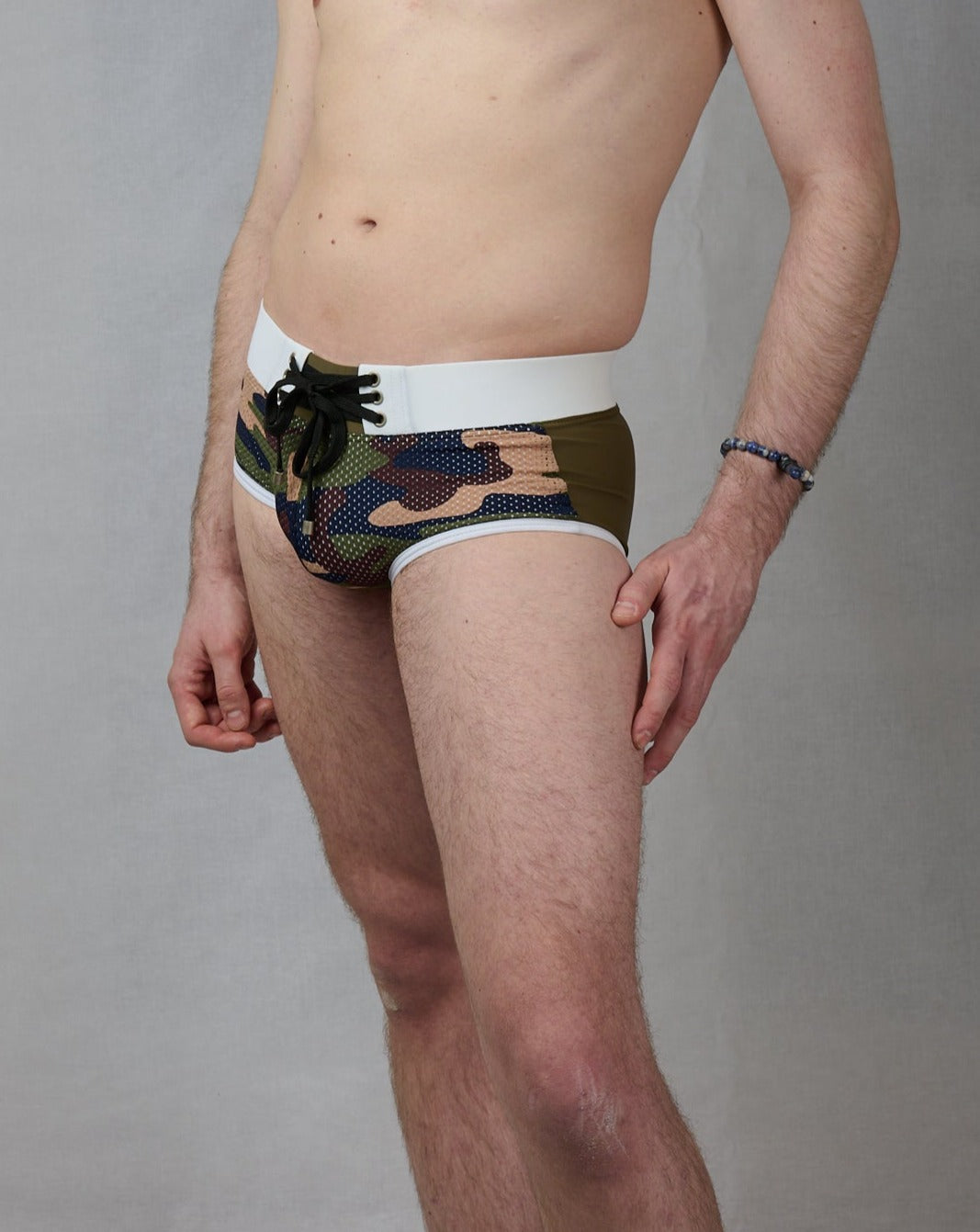 Cammo-colored swimming trunks or swim trunks with a push-up effect