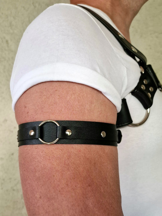 Stylish and sexy bicep straps in vegan leather. Lift your arms to new levels with our bicep bands!