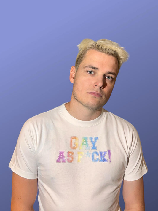 T-shirt med trycket GAY AS F*CK!