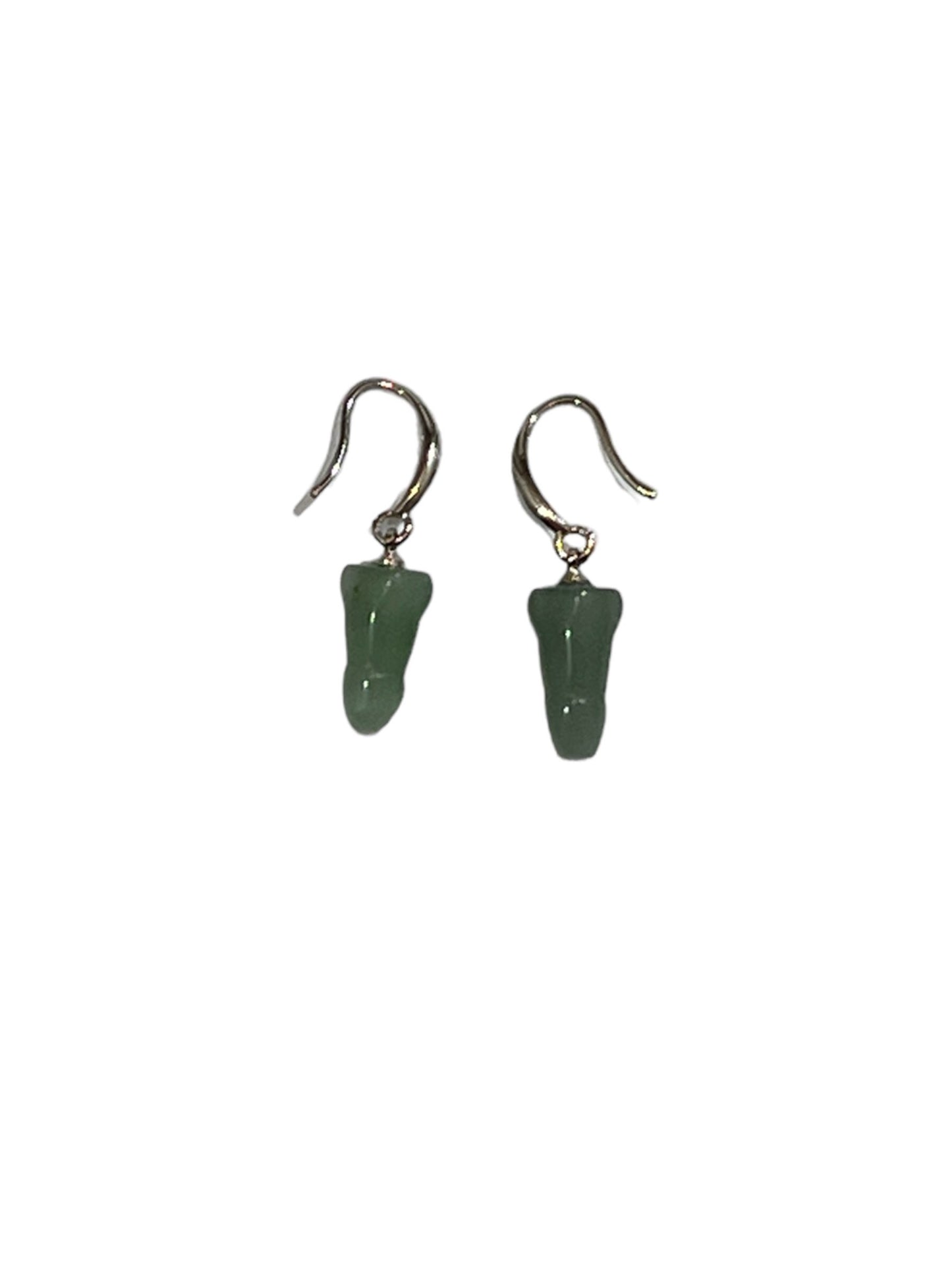Örhänge i grön aventurin.  Vackra gröna örhängen i form av en snopp, som passar både män och kvinnor.