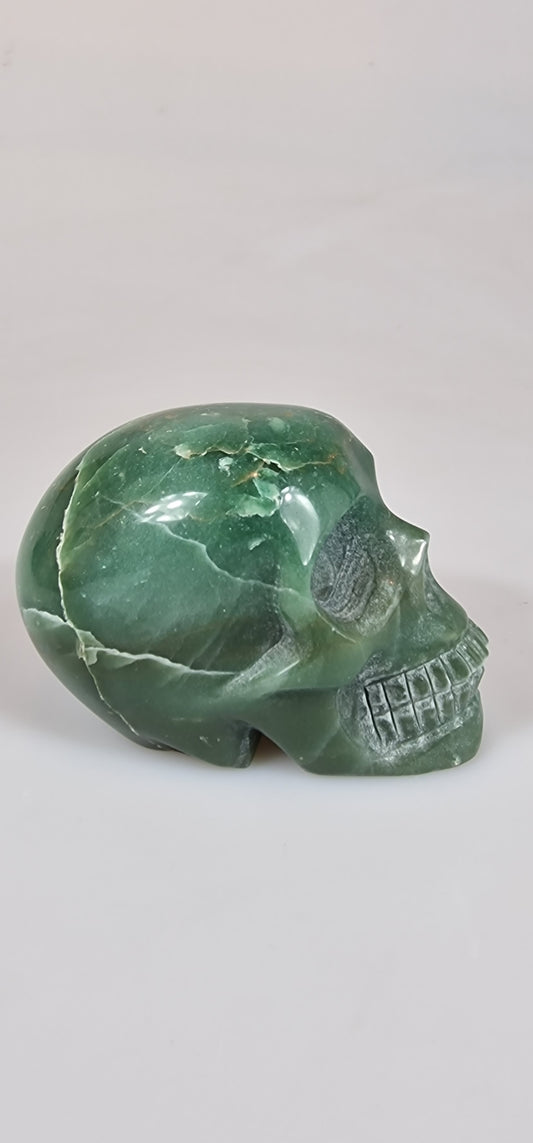Calavera de cristal de Aventurina verde. Cráneo de piedra preciosa de aventurina verde.