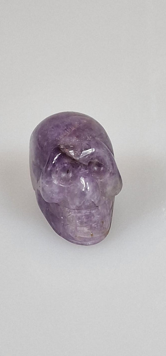 Calavera de cristal de amatista. Cráneo de piedra preciosa de amatista.