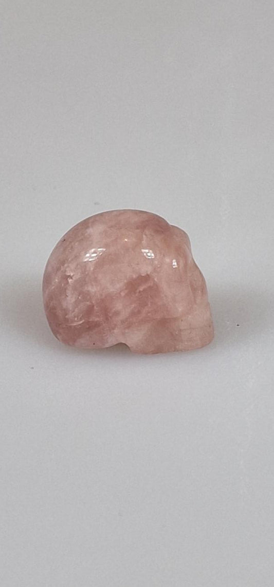 Calavera de cristal de cuarzo rosa. Cráneo de piedra preciosa de cuarzo rosa.