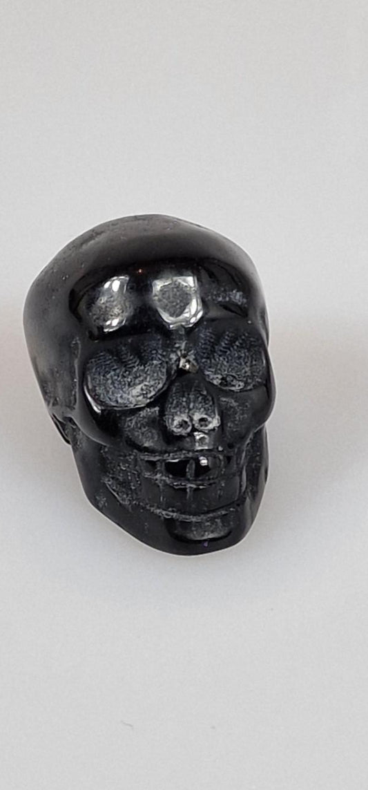 Schwarzer Onyx-Kristallschädel. Totenkopf aus schwarzem Onyx-Edelstein.