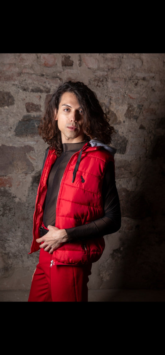Red vest in down with removable hood
