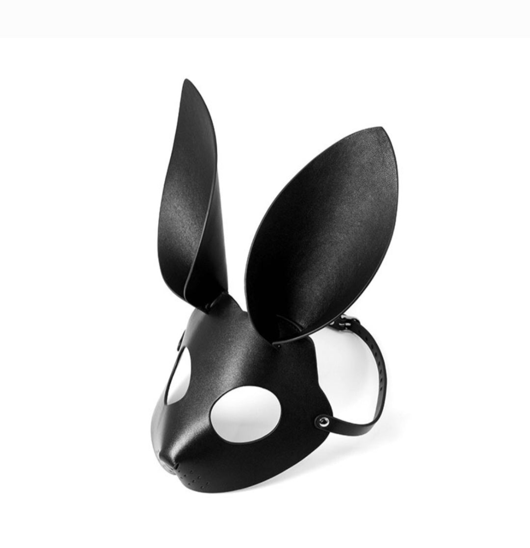 Mascarilla facial con forma de juguetón conejo o conejito. La máscara es de piel o cuero genuino. Una emocionante mascarilla para un divertido baile de máscaras, una fiesta o para juegos avanzados de BDSM.