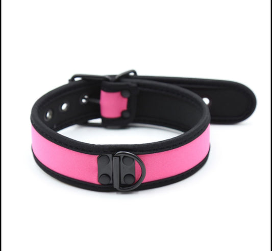 Puppy play collar eller choker. Ett halsband i rosa för spännande lekar.