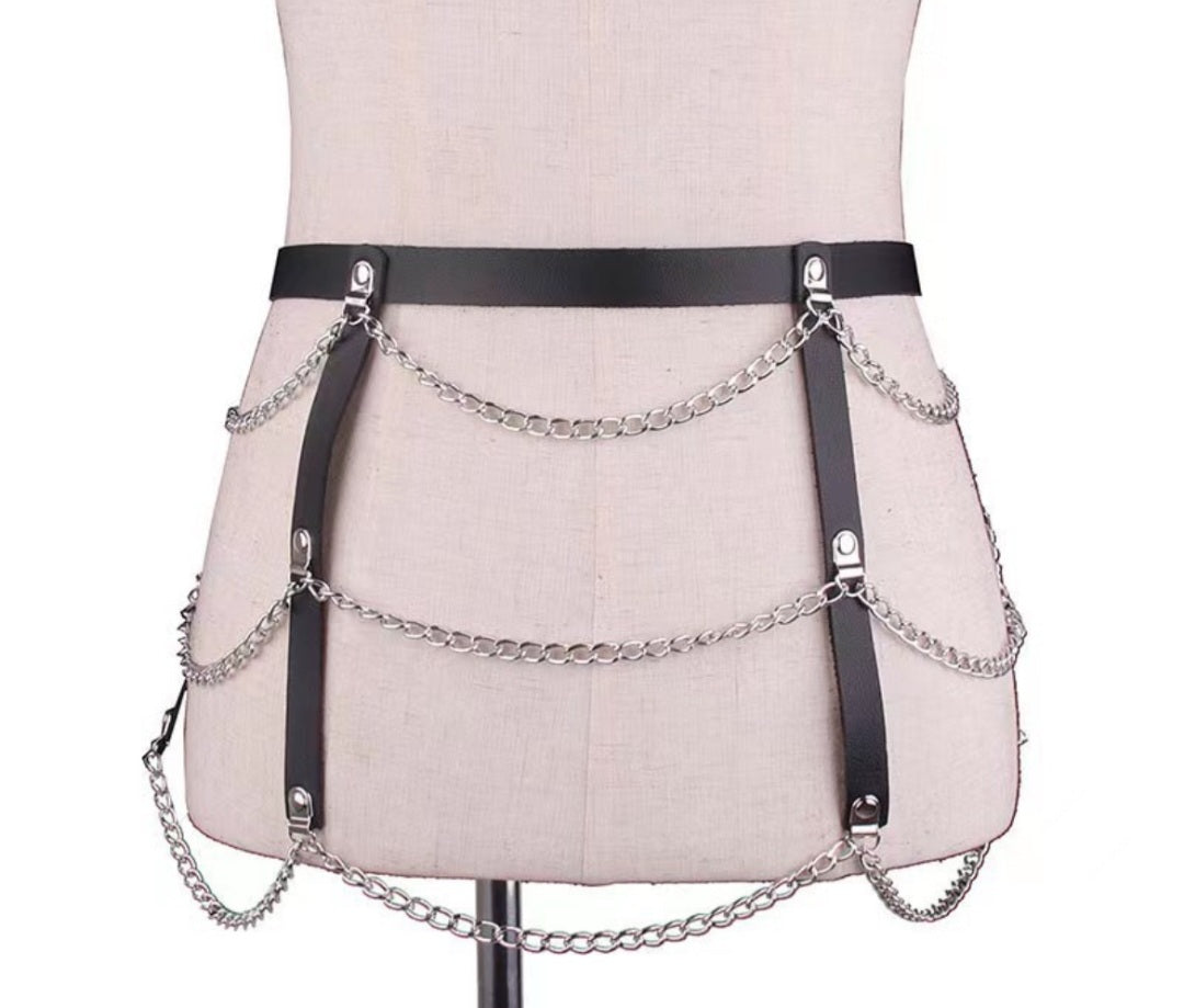 Dam eller unisex tvådelat harness med kedjor. Både bröstharness och midjeharness ingår