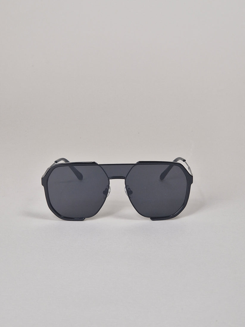 Sonnenbrille mit polarisierten, dunkelschwarz getönten Gläsern. Nr. 12