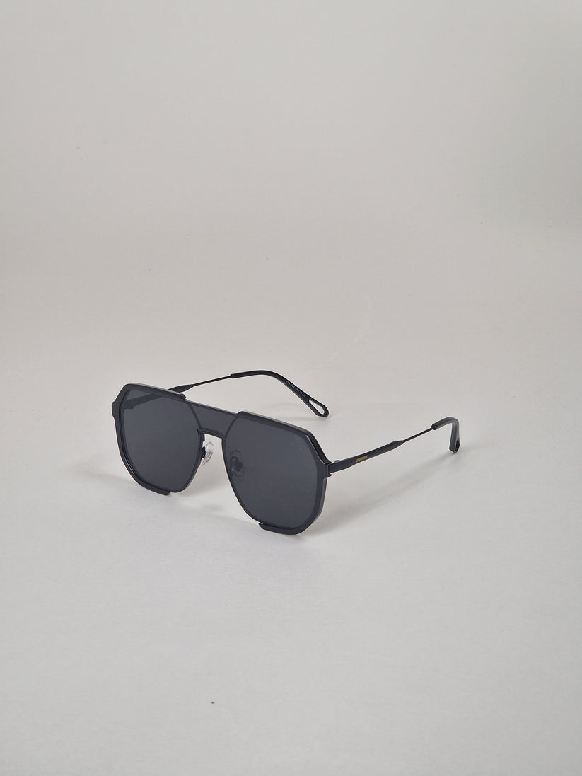 Sonnenbrille mit polarisierten, dunkelschwarz getönten Gläsern. Nr. 12