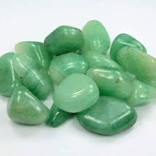 Cristal de aventurina verde caído. Piedra preciosa de Aventurina verde.
