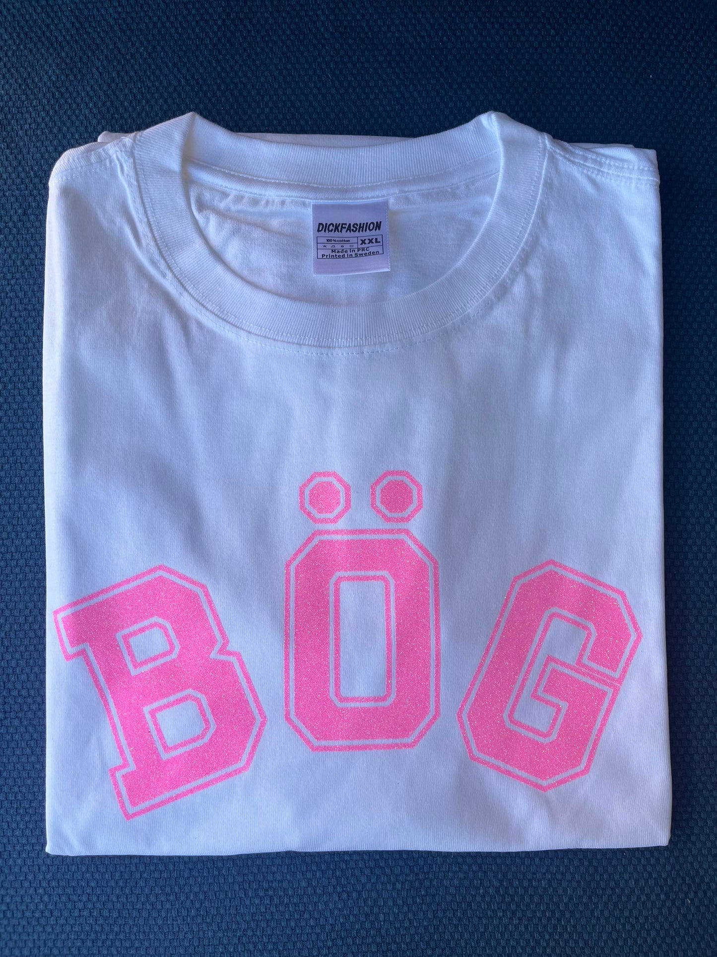 T-shirt med trycket BÖG i rosa glitter på bröstet