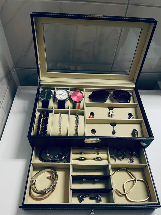 Jewelery box, for jewellery, sunglasses or wristwatches.