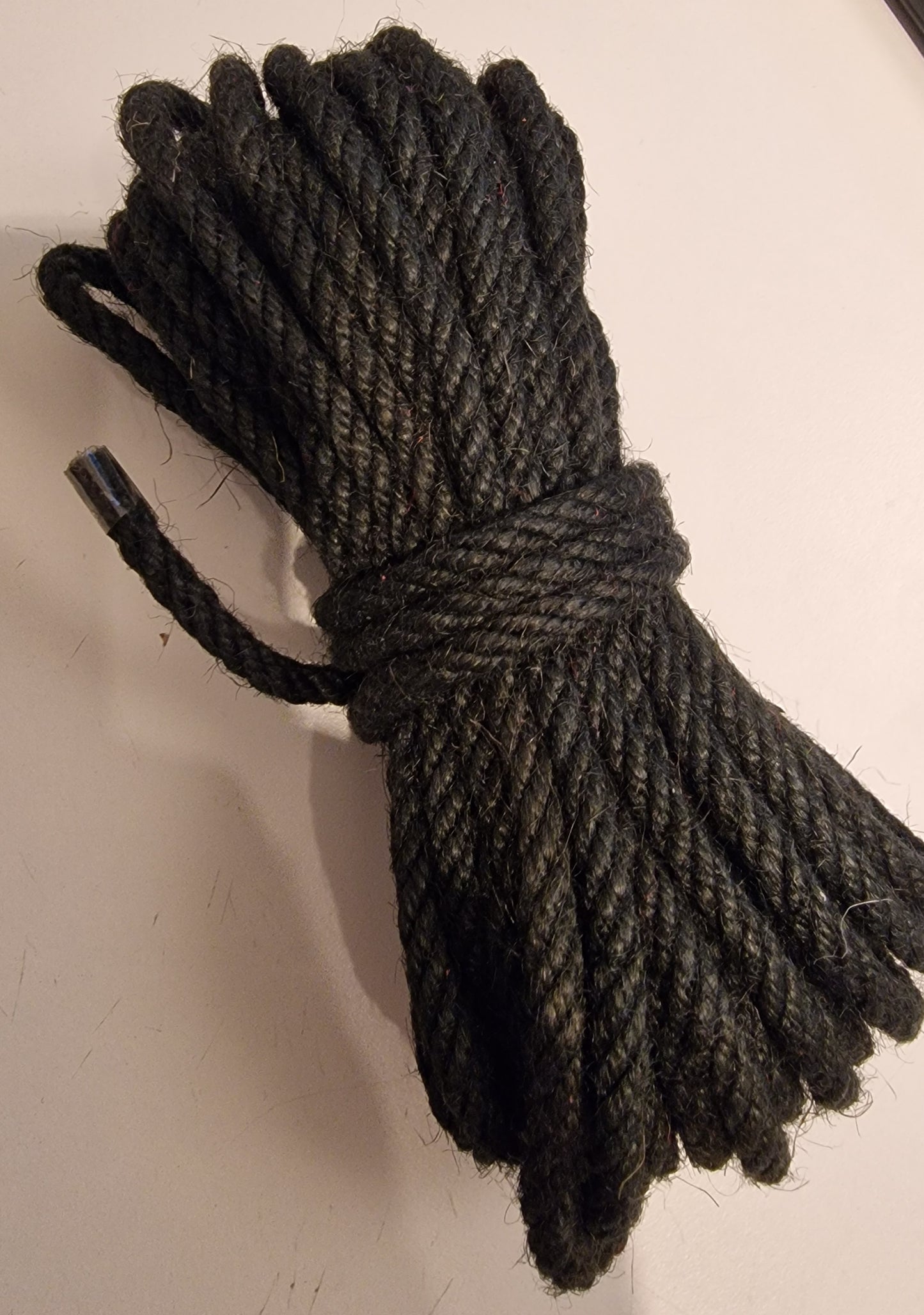 Shibari Bondage Seil aus Jute, weich, geölt in extra hoher Qualität, ca. 6 mm. Diese sind in Schweden hergestellt.