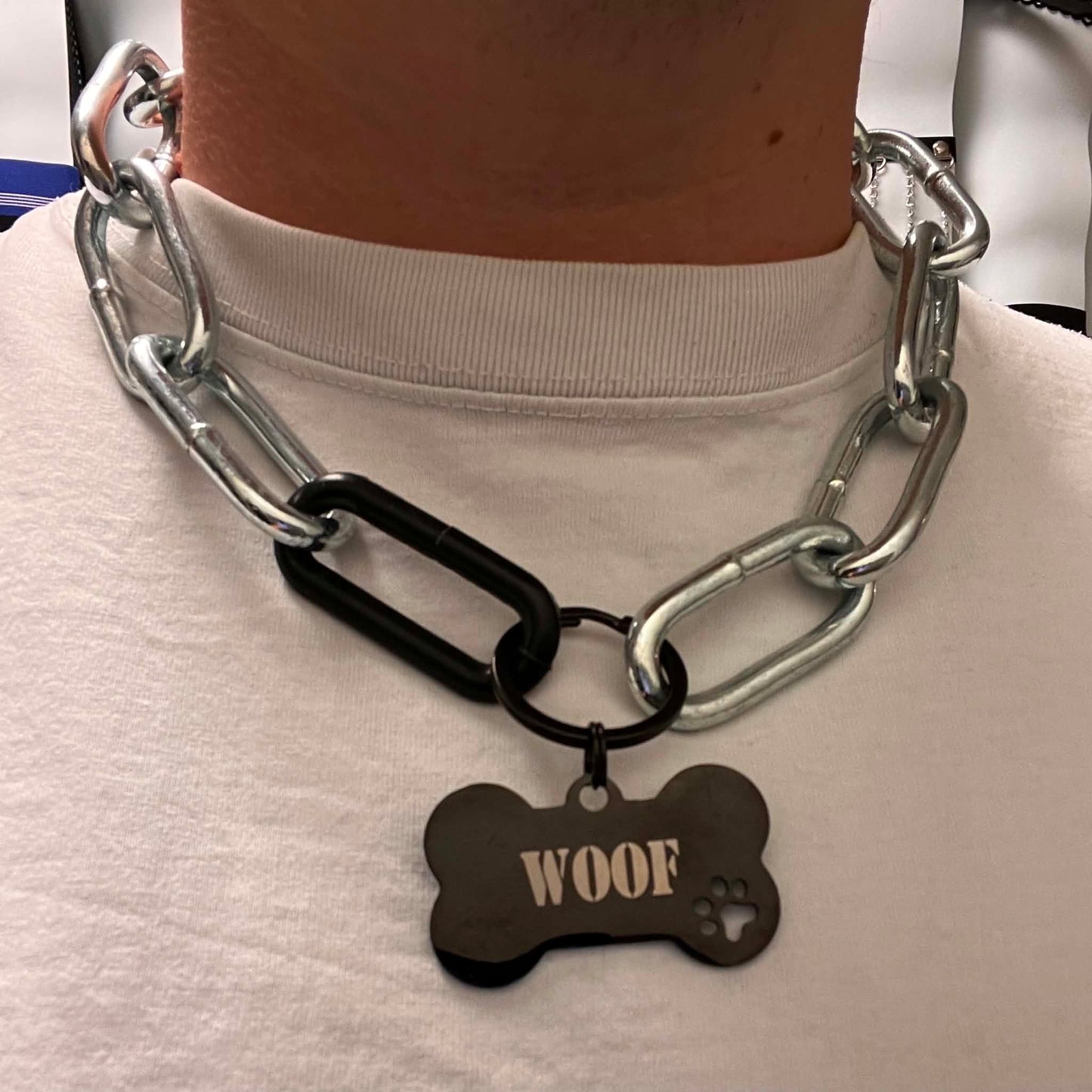 Halsband, tjock kedja, med ben för valpar som gillar puppy play med texterna, good boy, WOOF eller puppy