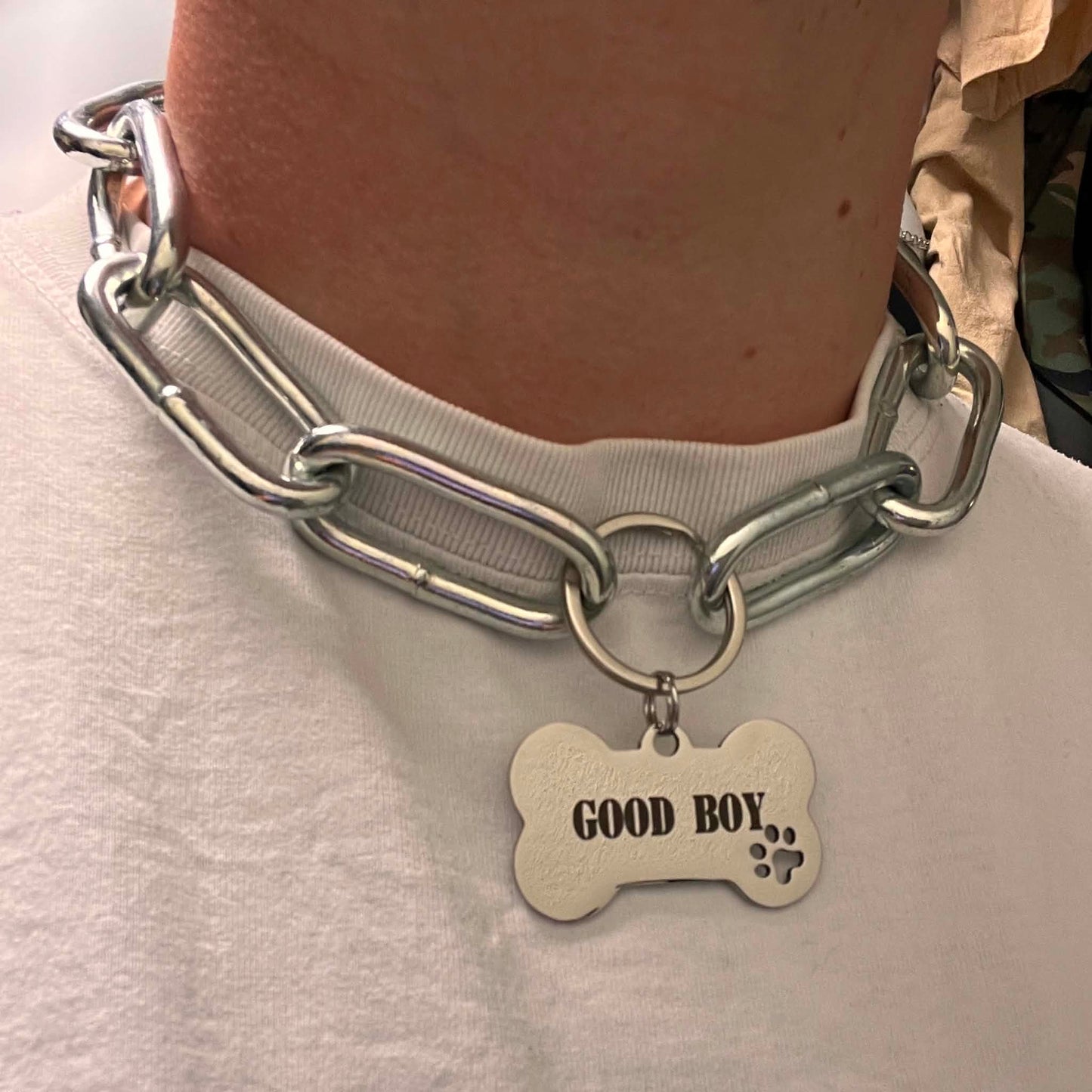 Halsband, tjock kedja, med ben för valpar som gillar puppy play med texterna, good boy, WOOF eller puppy