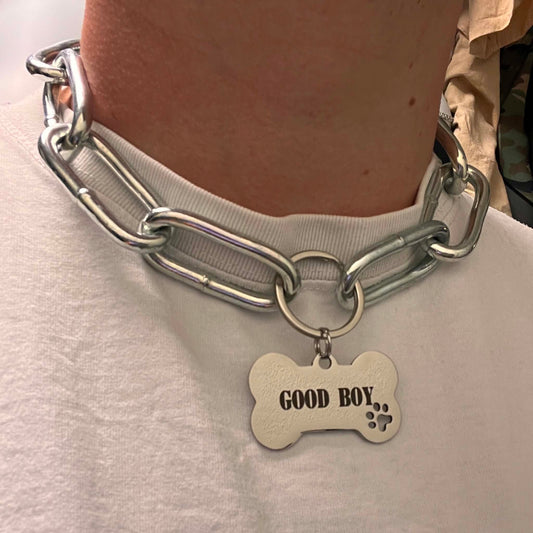 Halsband, tjock kedja, med ben för valpar som gillar puppy play med texterna, good boy, WOOF eller puppy