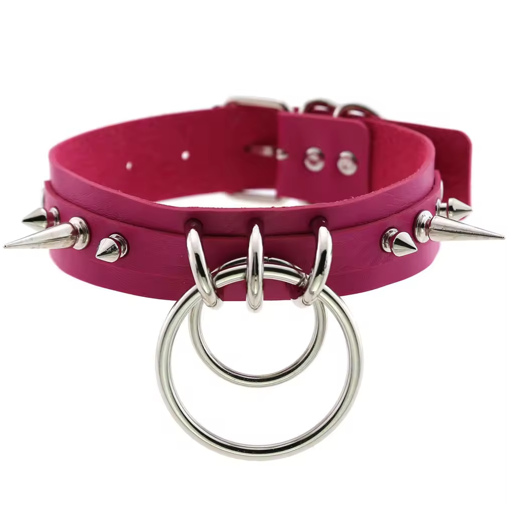 Choker i svart, rosa eller cerise med nitar och ringar