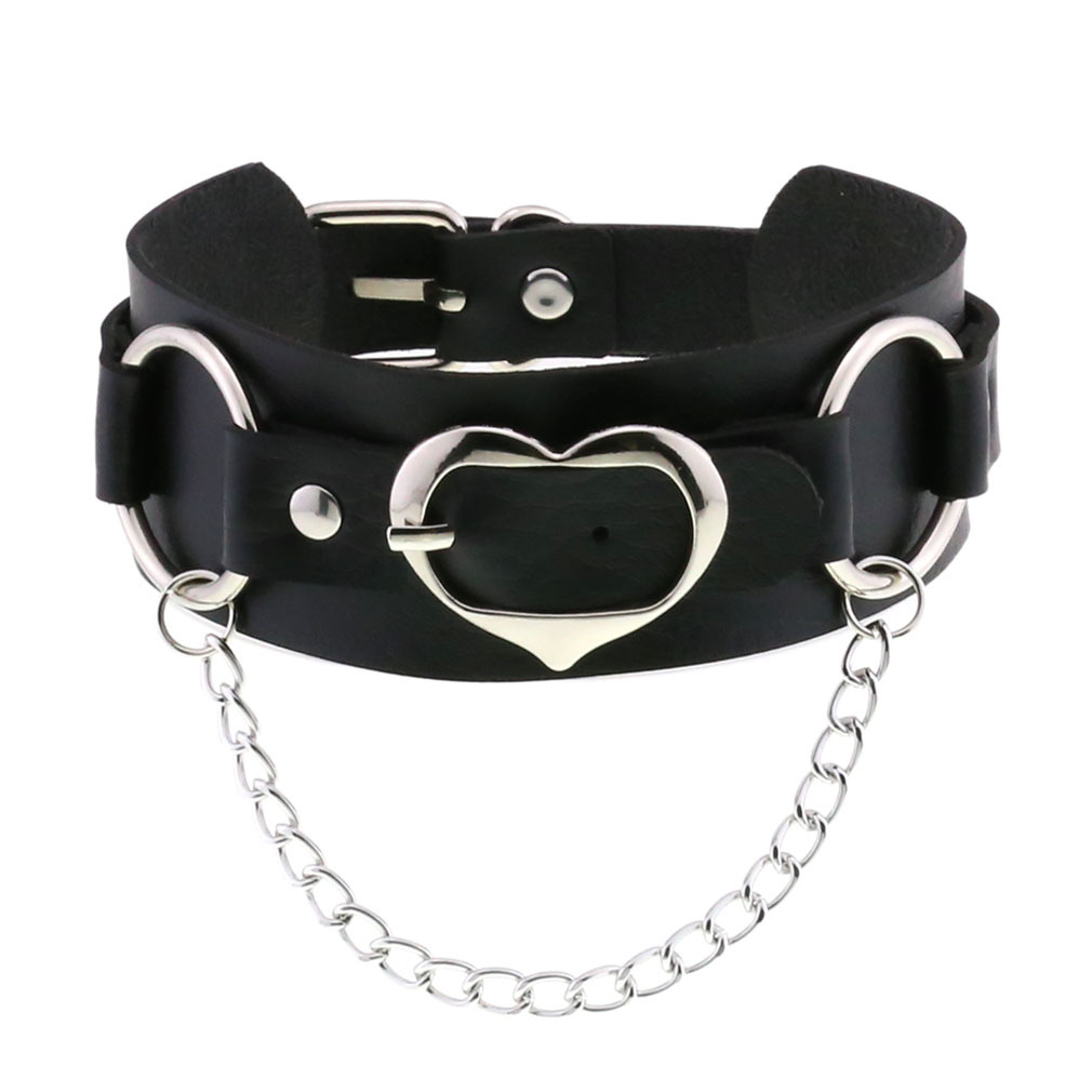 Choker i svart med kedjor och hjärta