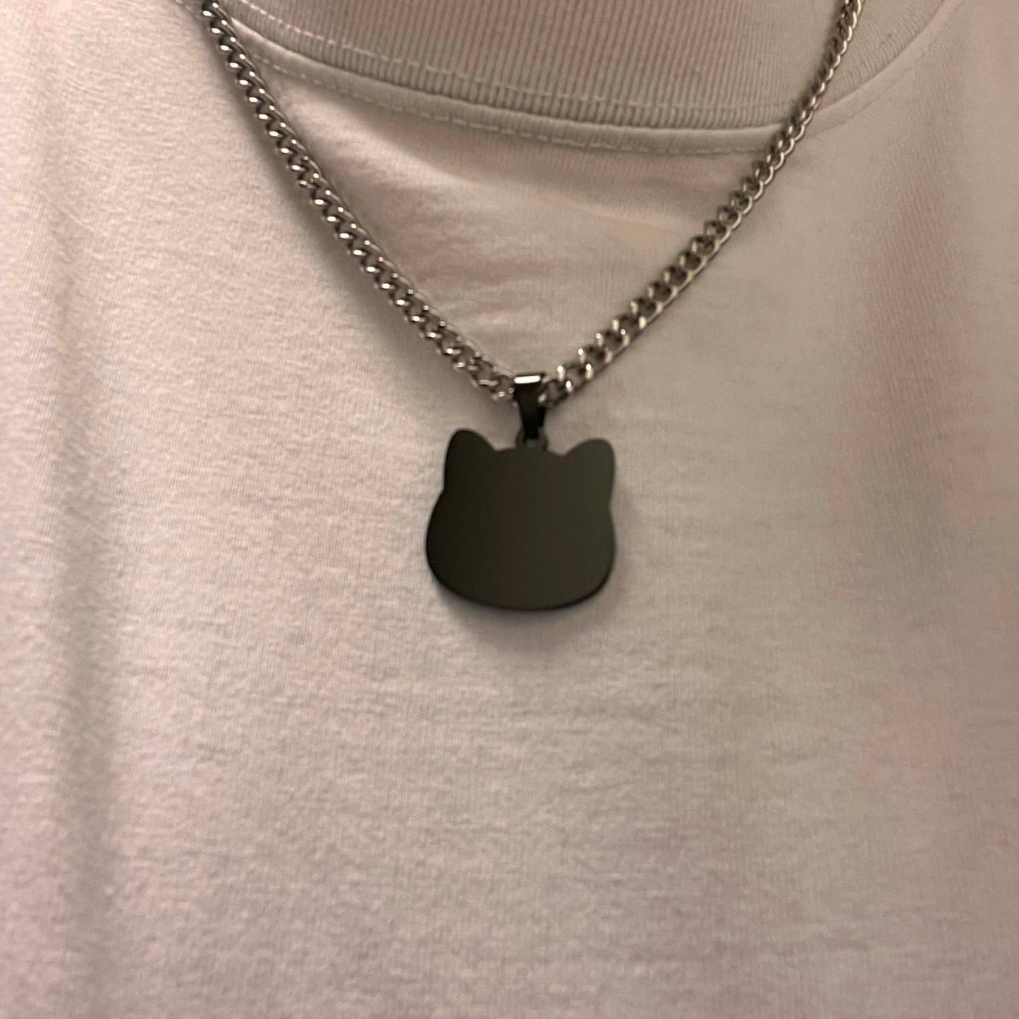 Halsband med kattansikte i silver eller svart