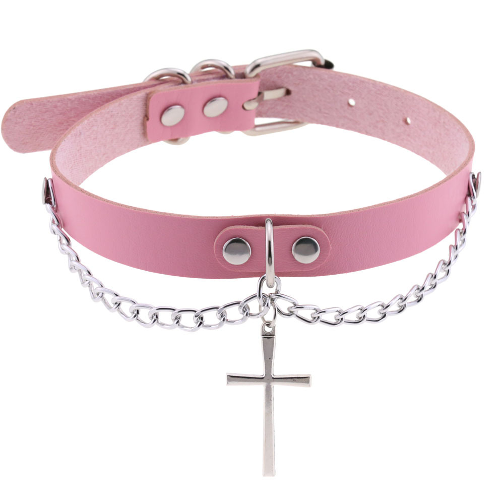 Choker i svart eller rosa med kedjor och kors