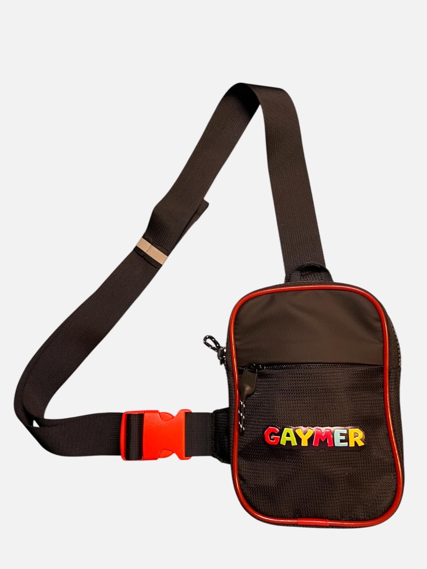Chest bag, sling bag, i svart och rött med olika 3d tryck som GAYMER, EWW KEEP YOUR KIDS AWAY mfl