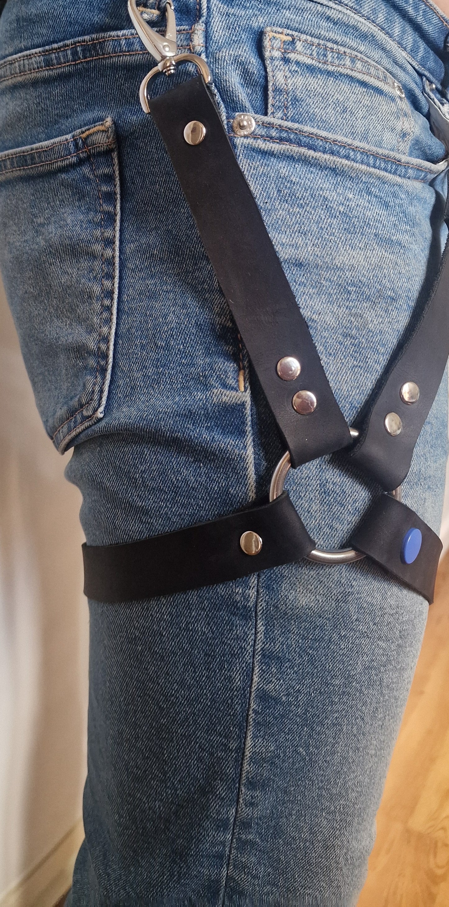 Harness för benen i äkta läder med blå detalj
