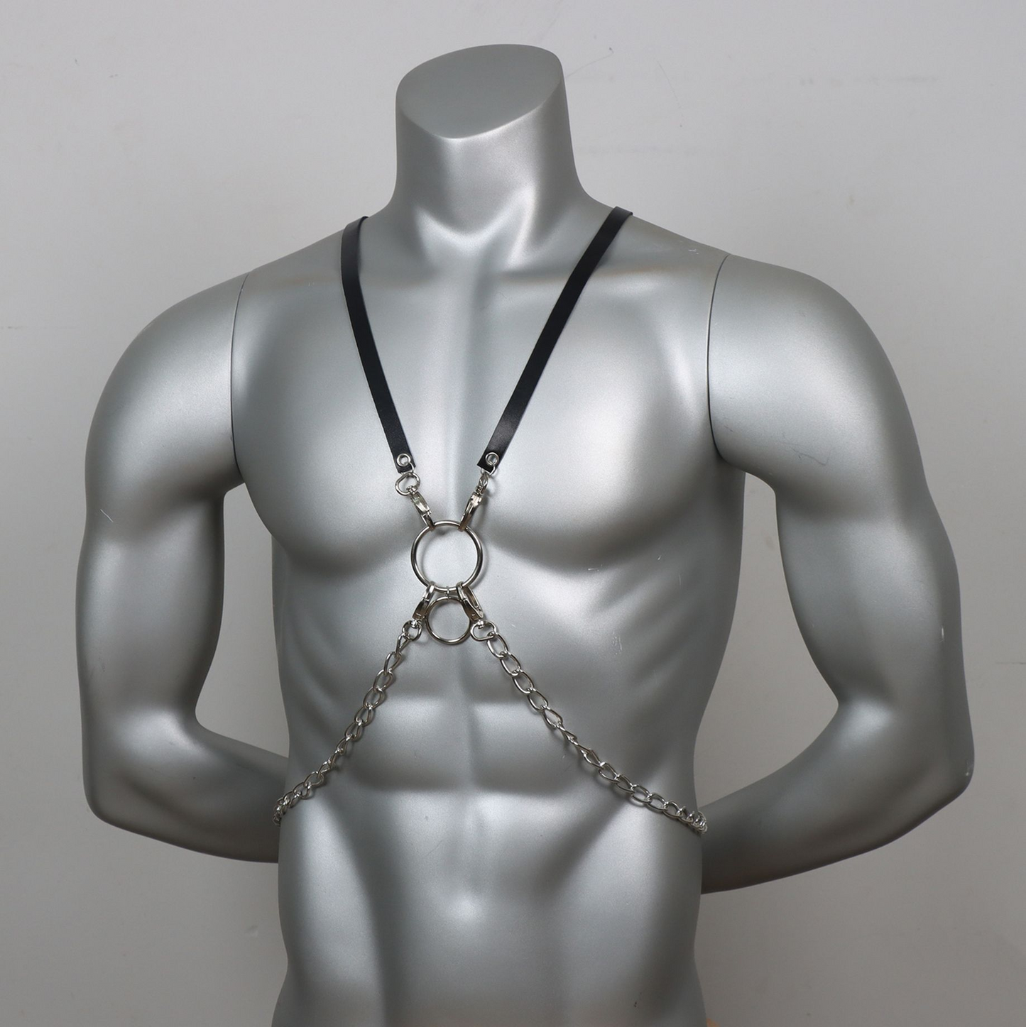 Svart harness med silver kedjor