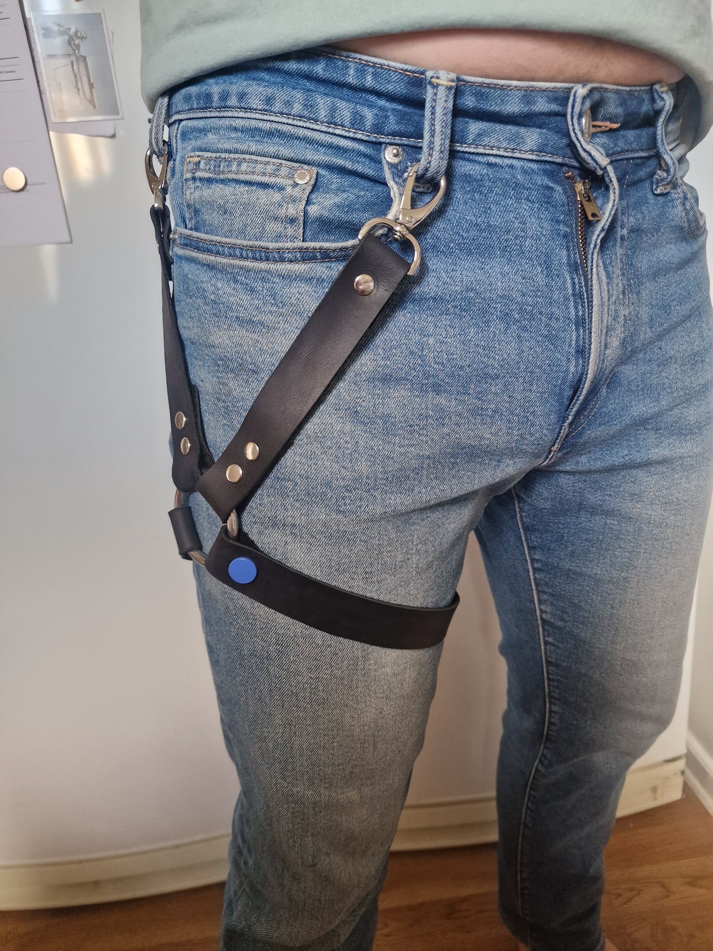 Harness för benen i äkta läder med blå detalj