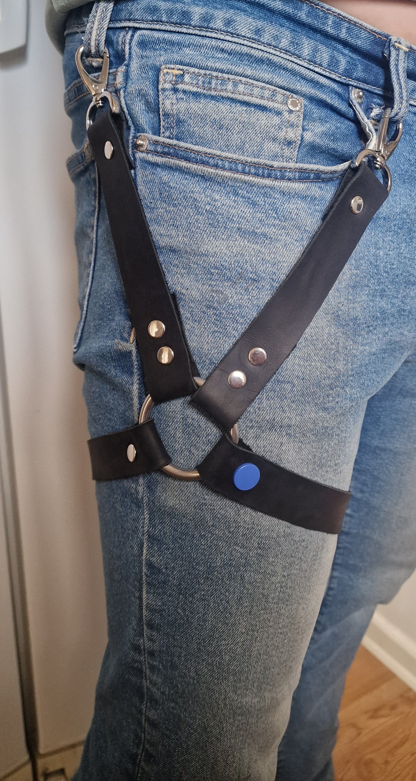 Harness för benen i äkta läder med blå detalj
