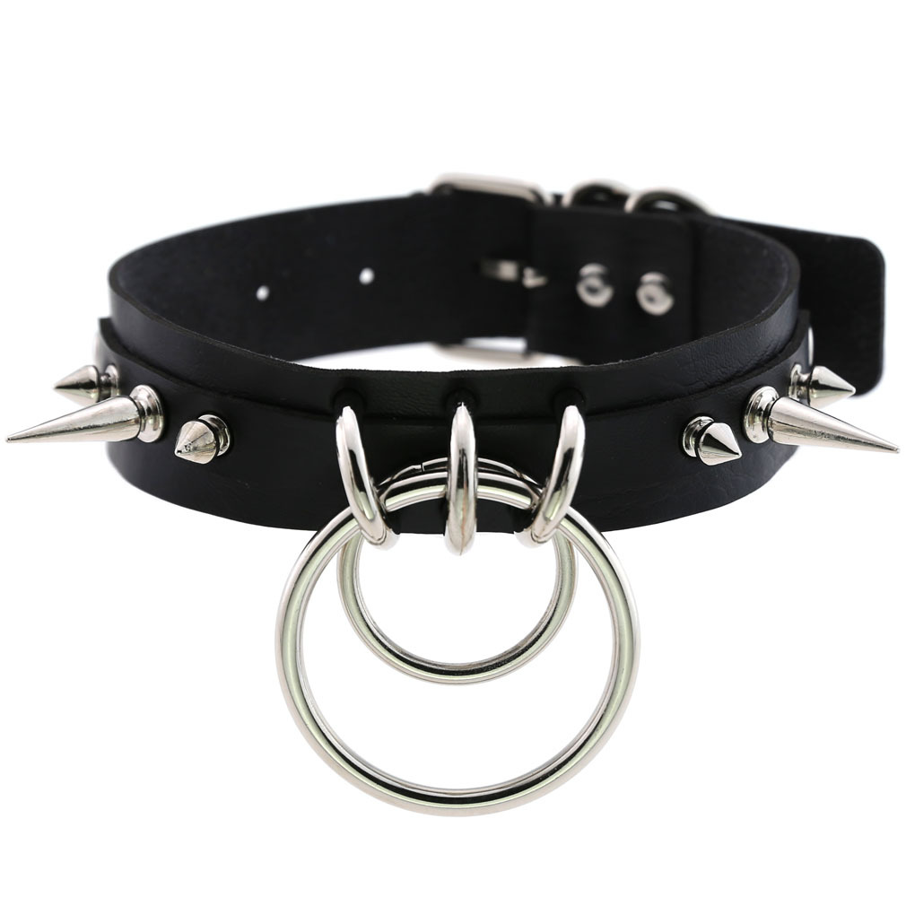Choker i svart, rosa eller cerise med nitar och ringar